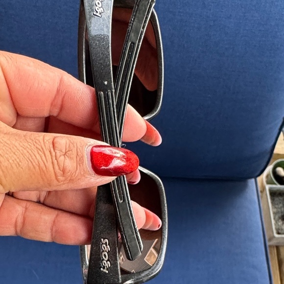 Stylish Black Sunglasses with Gold Lenses - Picture 4 of 4